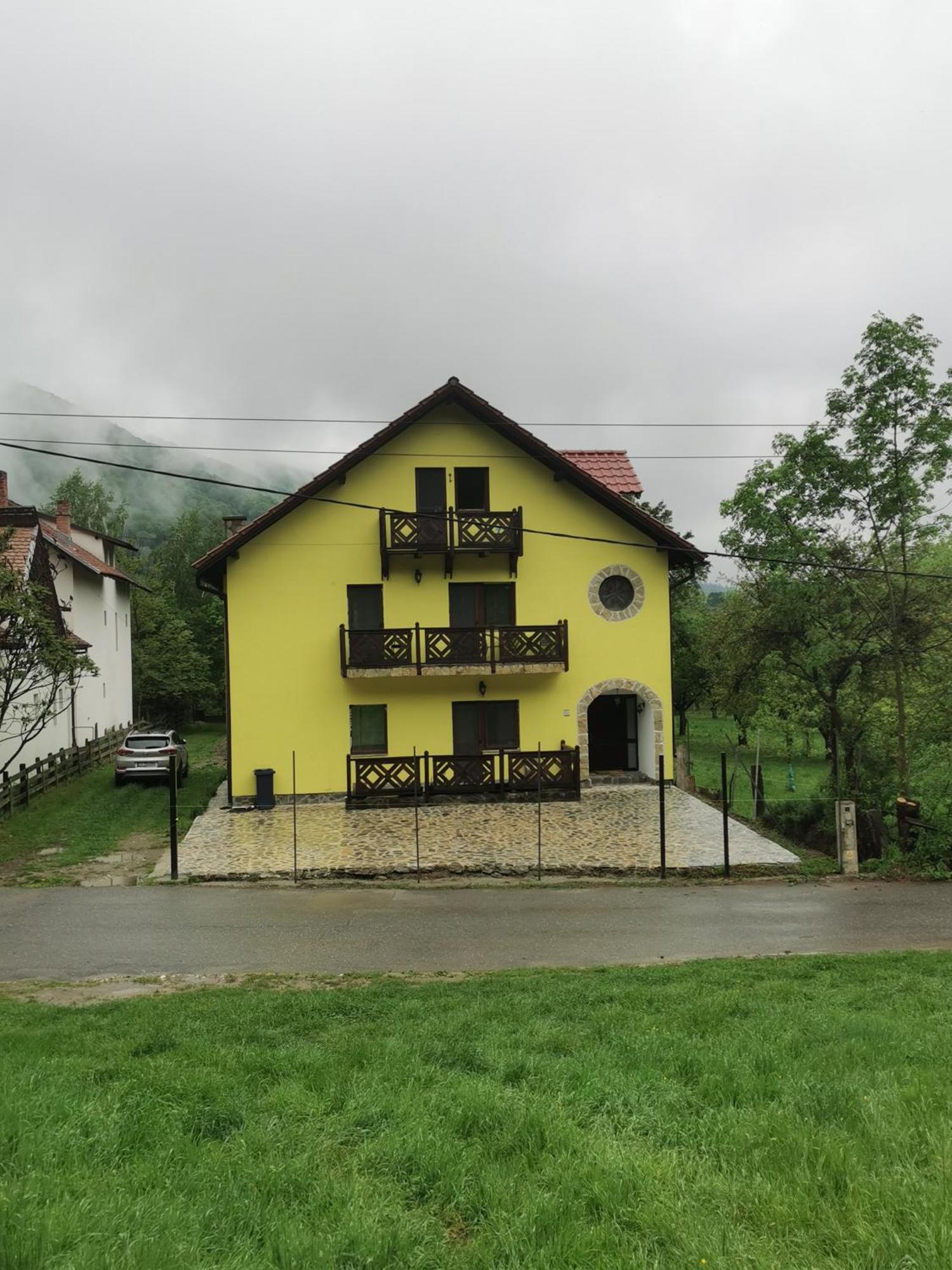 Yellow House 布朗 外观 照片